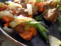 Рагу из говядины с овощами в пиве под картофельной черепицей