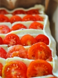 Слоеный тарт с томатами и моцареллой