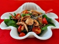 Теплый салат из кальмаров и шиитаке в азиатском стиле