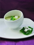 Суп с брокколи, жареным чесноком и фетой